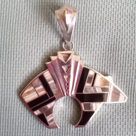 NATIVE AMERICAN INLAY BLACK ONYX AND SHELL TUXEDO BEAR PENDANT - Picture 1 of 8